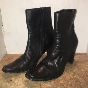 Apostrophe heeled booties sz 9